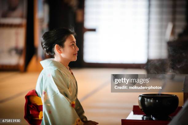 在京都的和服和日本婦女 - 座る 個照片及圖片檔