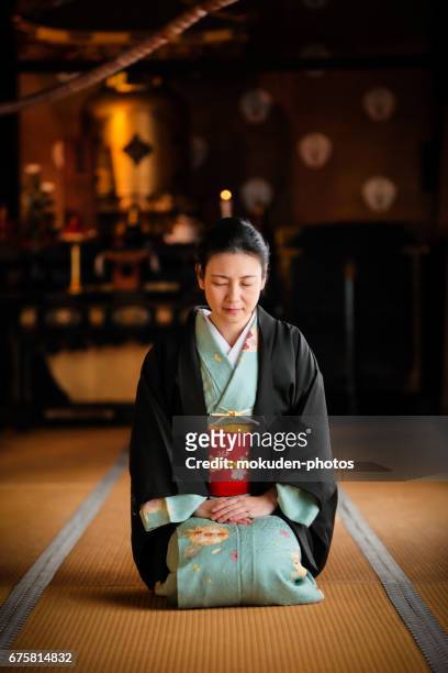 mulheres de quimono e japonês em kyoto - 敬意 - fotografias e filmes do acervo