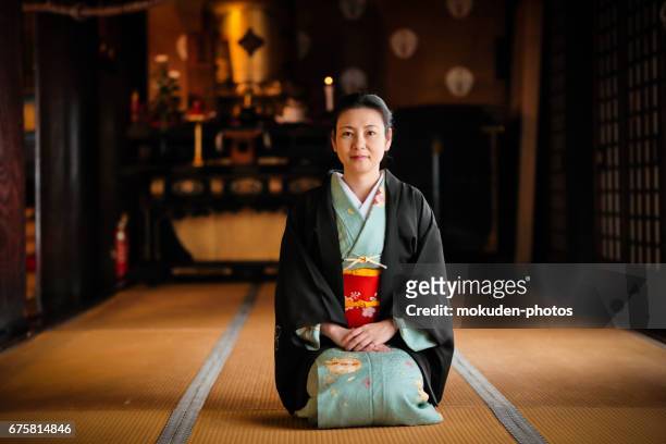 kimono und japanische frauen in kyoto - 座る stock-fotos und bilder
