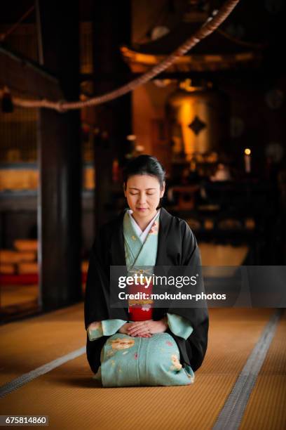 在京都的和服和日本婦女 - 祈る 個照片及圖片檔