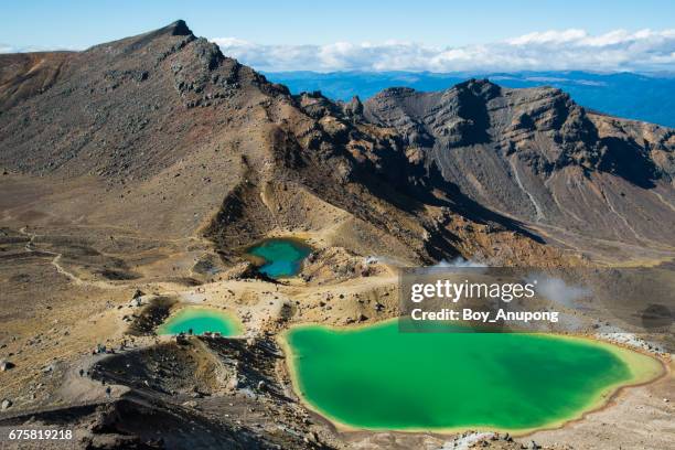 spectacular landscape of emerald lake in tongariro alpine crossing, new zealand. - tongariro crossing stock pictures, royalty-free photos & images