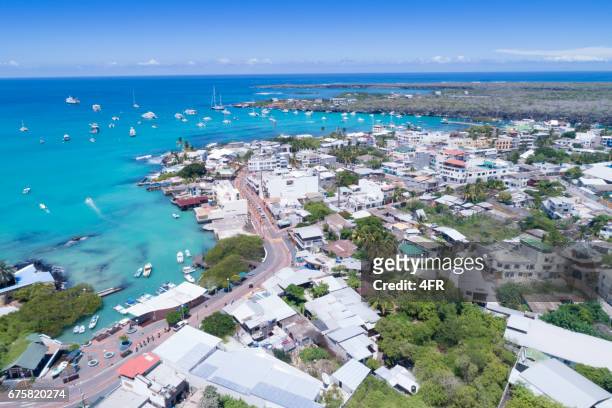 vue aérienne de puerto ayora, santa cruz, aux îles galapagos, equateur - îles galapagos photos et images de collection