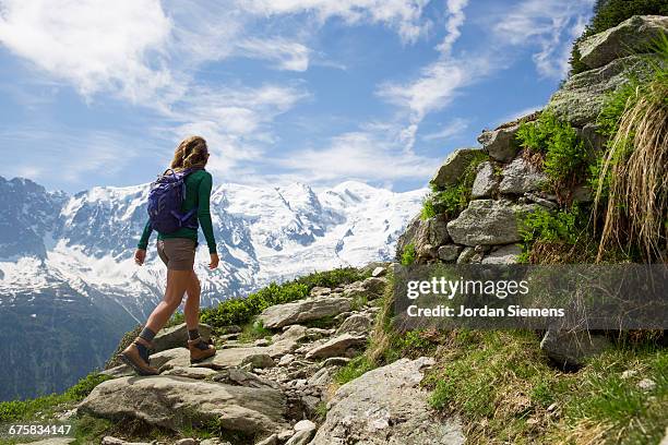 a woman hiking in the mountains. - shoes top view stockfoto's en -beelden