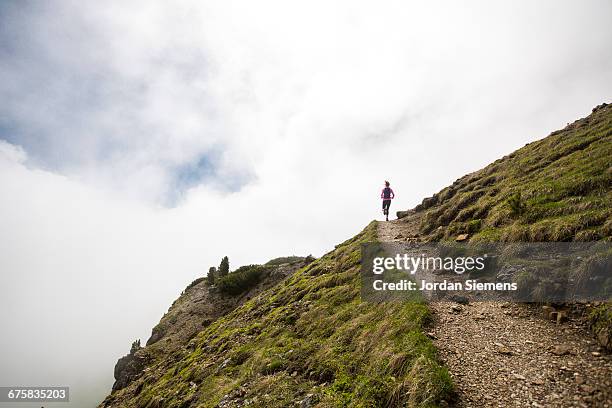 a woman trail running - carrera de campo través fotografías e imágenes de stock