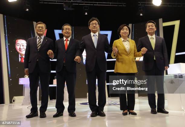 From left to right, Moon Jae-in, presidential candidate of the Democratic Party of Korea, Hong Yong-pyo, presidential candidate of the Liberty Korea...