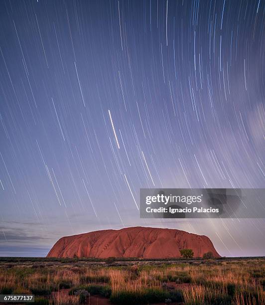 uluru, ayers rock start trails - ayers rock stock-fotos und bilder