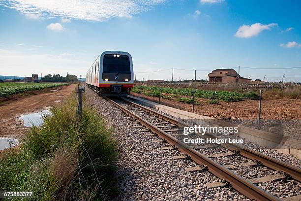 train on railway track - spoorlijn stockfoto's en -beelden