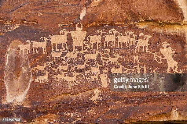 ut, nine mile canyon, petroglyphs, the great hunt - pintura rupestre - fotografias e filmes do acervo