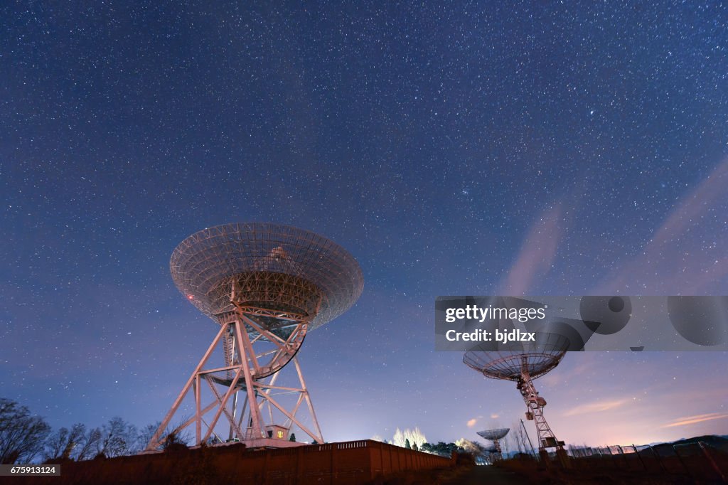 Radio telescopen observeren de Melkweg