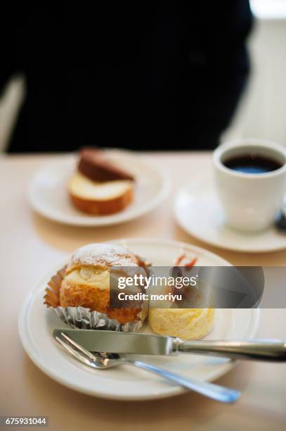 cream puff and baked cheesecake - コーヒー stock pictures, royalty-free photos & images