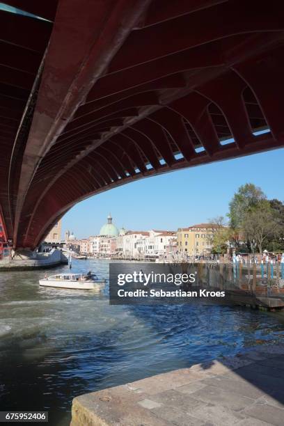 modern bridge and old city of venice, calatrava, italy - ponte della costituzione stock pictures, royalty-free photos & images