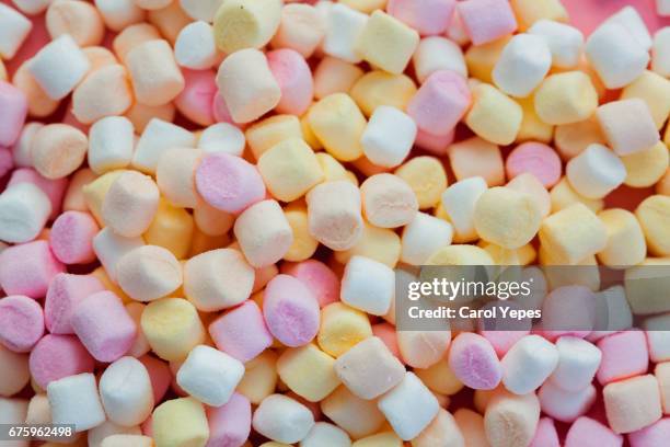 pink marshmallows.top view - marshmallow stockfoto's en -beelden