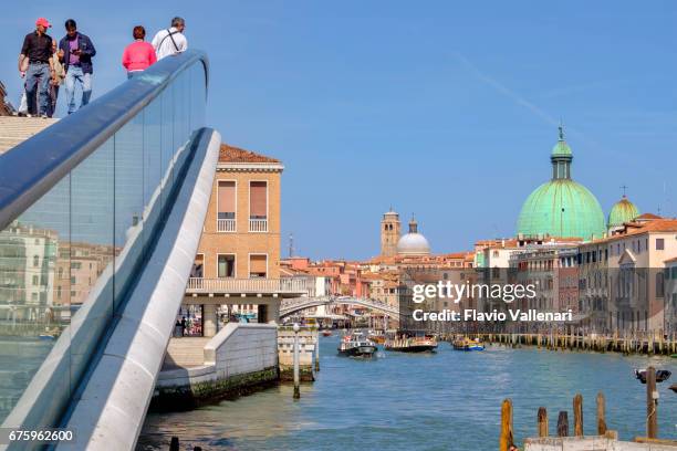 ponte della costituzione sur grand canal à venise, italie - costituzione photos et images de collection