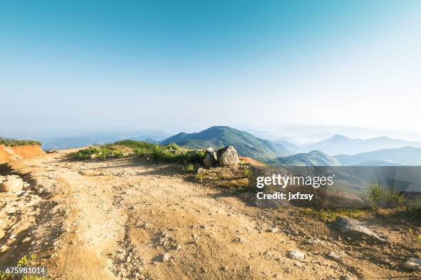 自動車の商業用タイヤ痕跡と日の出で岩石道路 - rocky ストックフォトと画像