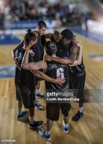basketball team standing in cirlcle - freundschaft fotografías e imágenes de stock