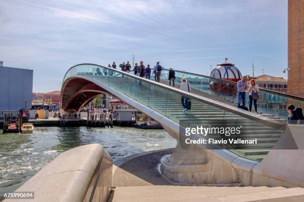 ponte della costituzione on grand canal in venice, italy - ponte della costituzione stock pictures, royalty-free photos & images