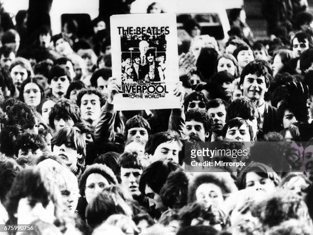 Beatles Fans gather at 1900 hrs GMT to observe 10 minutes silence for John Lennon who was shot last week in New York City. December 1980.