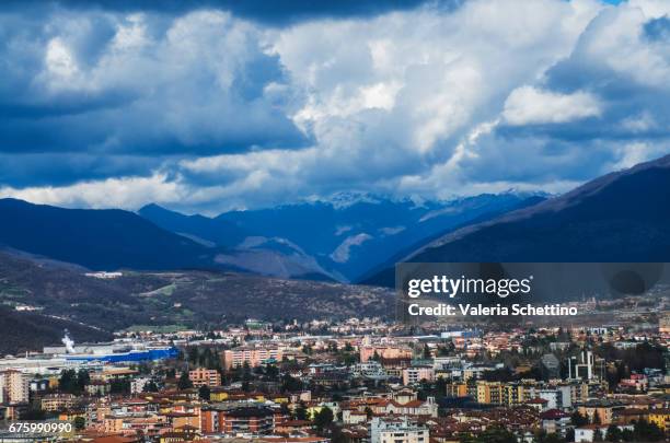 elevated view of brescia, piemonte, italy - tetto stock-fotos und bilder