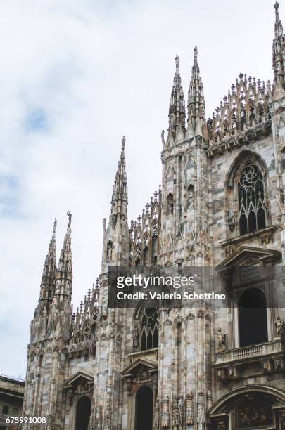 milan cathedral (duomo) - esterno di un edificio stock pictures, royalty-free photos & images