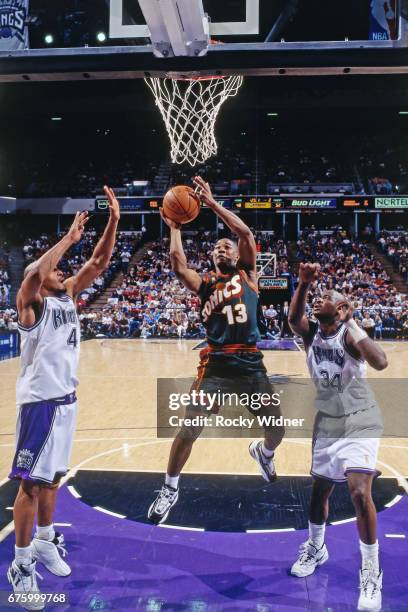 Eric Snow of the Seattle SuperSonics shoots against the Sacramento Kings circa 1997 at Arco Arena in Sacramento, California. NOTE TO USER: User...