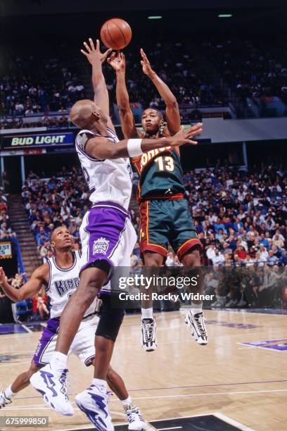 Eric Snow of the Seattle SuperSonics shoots against the Sacramento Kings circa 1997 at Arco Arena in Sacramento, California. NOTE TO USER: User...