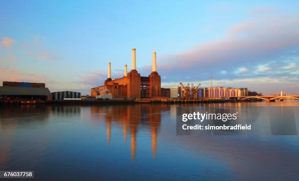 battersea power station im morgengrauen - battersea power station stock-fotos und bilder