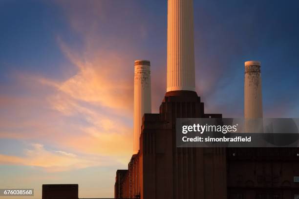 estação de energia battersea ao amanhecer, composto - battersea - fotografias e filmes do acervo