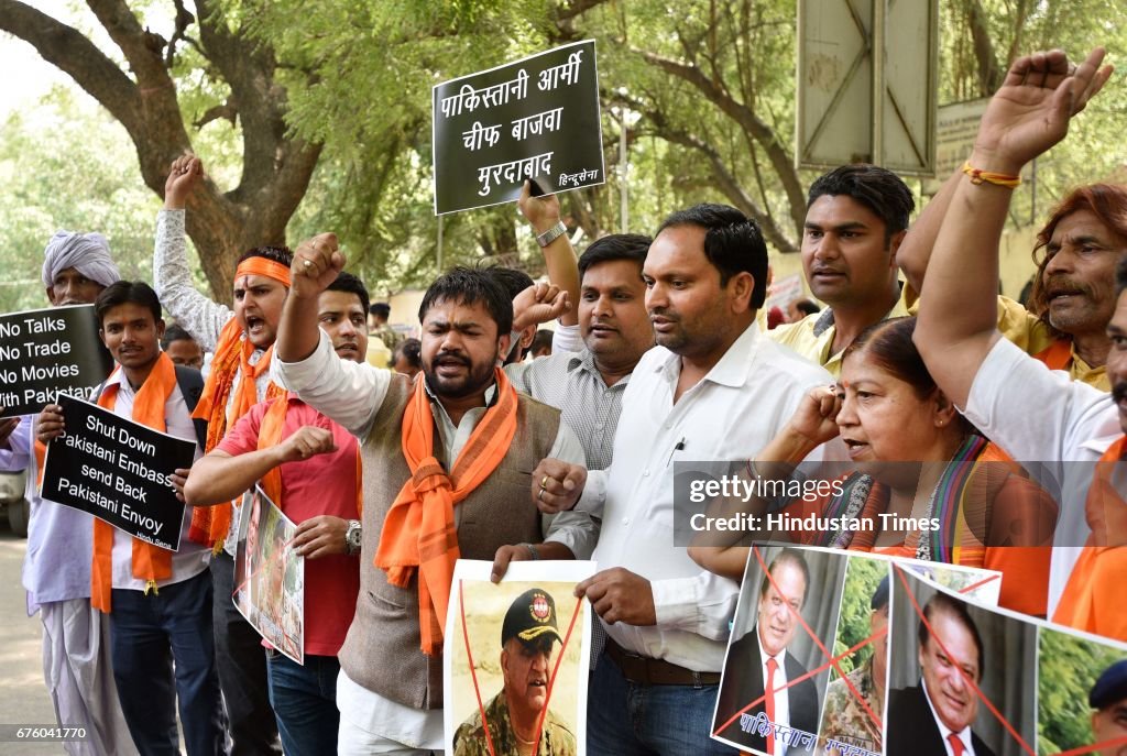 Bajrang Dal Activists Protest Against Mutilation Of Two Indian Soldiers At Jantar Mantar
