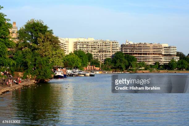 georgetown harbor and waterfront, the potomac river and the watergate complex, washington dc, usa - watergate gebouwen stockfoto's en -beelden