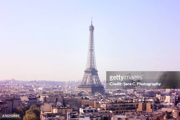 eiffel tower from arc de triumphe - paesaggio urbano stock pictures, royalty-free photos & images