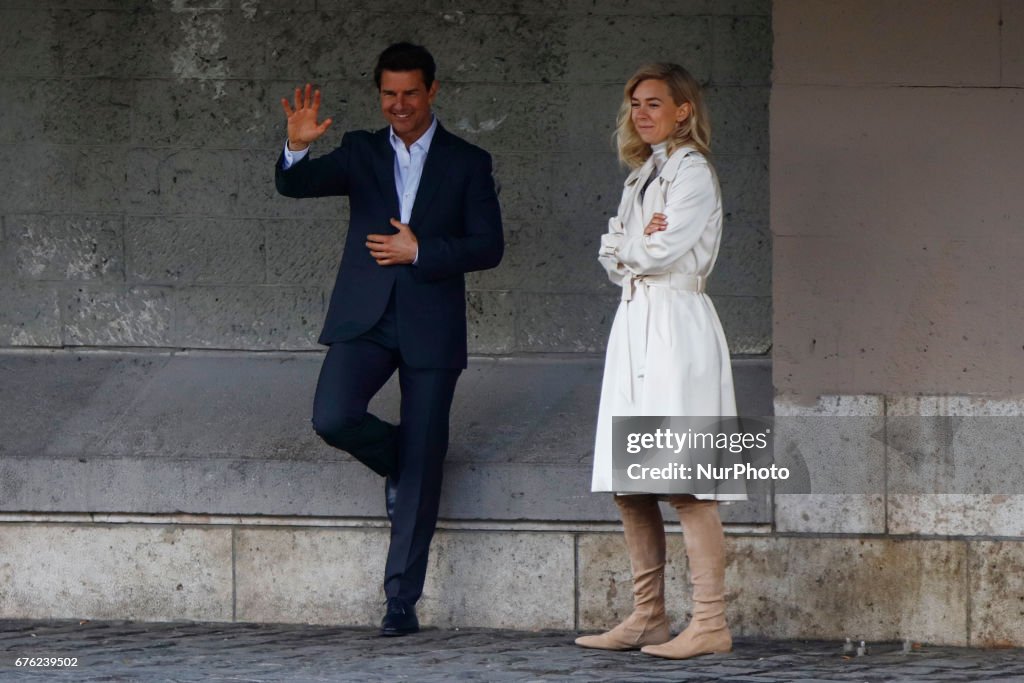 Tom Cruise Kiss Vanessa Kirby During A Scene of Mission Impossible