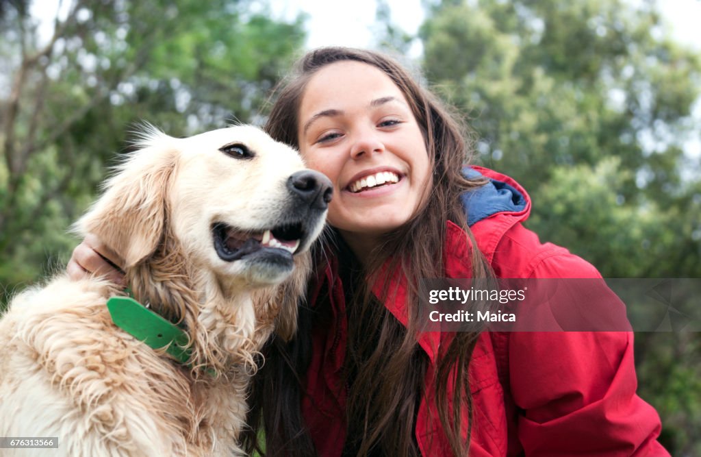 Meisje de hond aaien