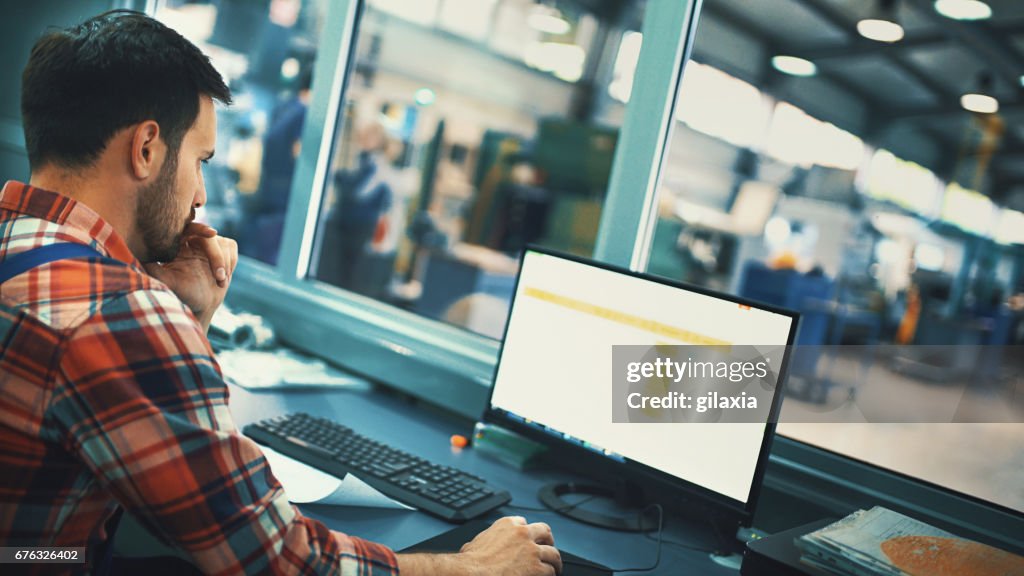 Sala de controle em uma moderna linha de produção industrial.