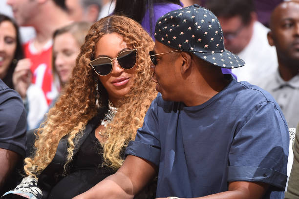 La cantante Beyonce y el rapero Jay Z asisten al séptimo juego de los cuartos de final de la Conferencia Oeste entre los Utah Jazz y los LA Clippers durante el 2017...