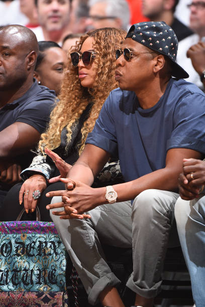 La cantante Beyonce y el rapero Jay Z asisten al séptimo juego de los cuartos de final de la Conferencia Oeste entre los Utah Jazz y los LA Clippers durante el 2017...