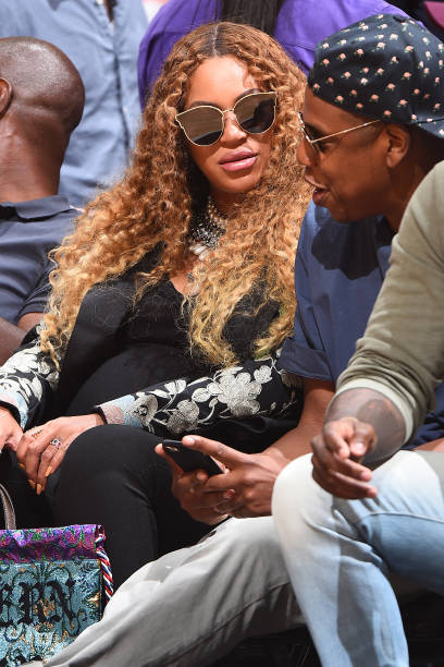 La cantante Beyonce y el rapero Jay Z asisten al séptimo juego de los cuartos de final de la Conferencia Oeste entre los Utah Jazz y los LA Clippers durante el 2017...