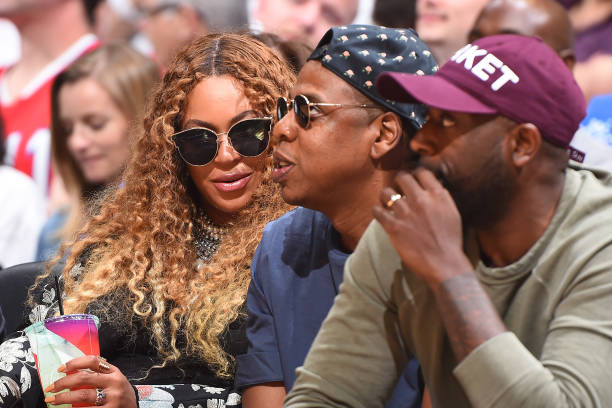 La cantante Beyonce y el rapero Jay Z asisten al séptimo juego de los cuartos de final de la Conferencia Oeste entre los Utah Jazz y los LA Clippers durante el 2017...