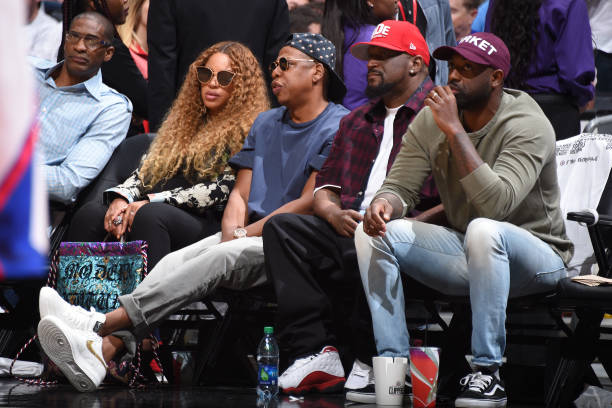 La cantante Beyonce y el rapero Jay Z asisten al séptimo juego de los cuartos de final de la Conferencia Oeste entre los Utah Jazz y los LA Clippers durante el 2017...