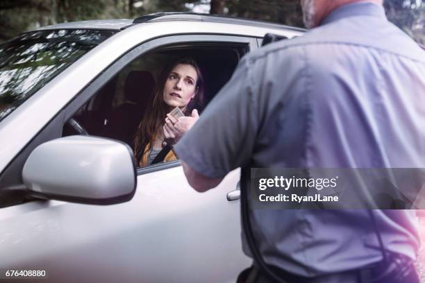 policial que o trânsito pare - traffic police officer - fotografias e filmes do acervo