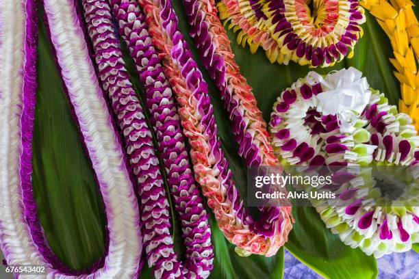 flower lei for sale at merrie monarch festival in hilo hawaii - lei day hawaii - fotografias e filmes do acervo