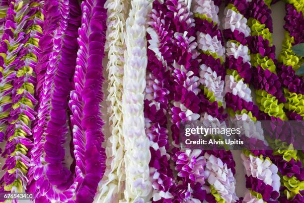 flower lei for sale at merrie monarch festival in hilo hawaii - hawaiian lei stockfoto's en -beelden