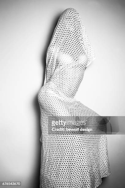 woman hidden under a textile net - menschliches gesicht 個照片及圖片檔