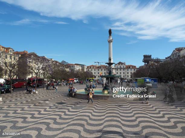 rossio square (praça rossio), lisbon, portugal - portugees straatmozaïek stockfoto's en -beelden