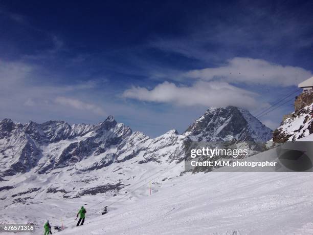 skiing - innevato fotografías e imágenes de stock