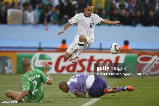 Algeria goalkeeper Rais M'Bohli denies USA's Landon Donovan