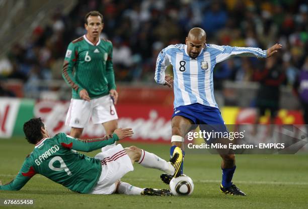 Argentina's Juan Veron and Mexico's Guillermo Franco battle for the ball