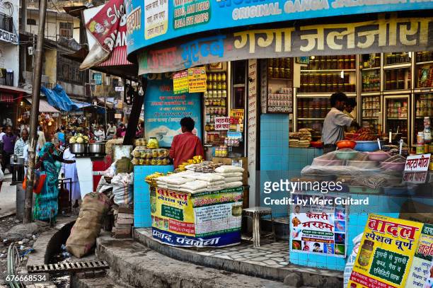busy shop on a street corner in haridwar, uttarakhand, india - haridwar 個照片及圖片檔
