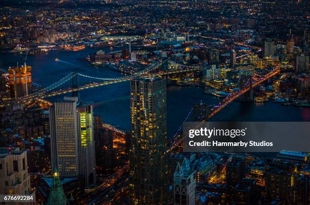 punto de puentes de manhattan y brooklyn a través de la observación del one world trade center en la noche - queens new york city fotografías e imágenes de stock