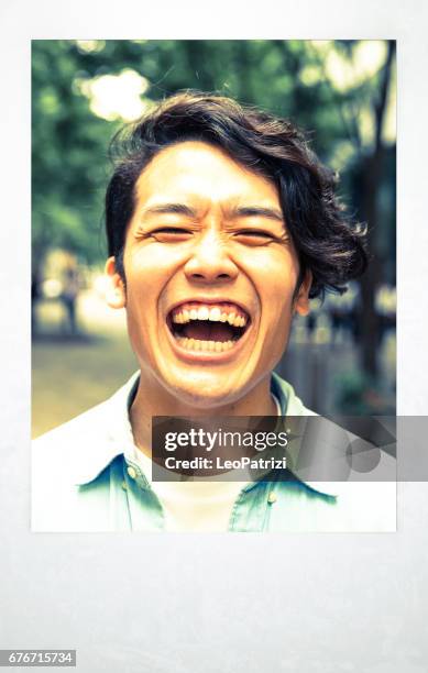 東京で若い男の肖像 - 若い男性一人 ストックフォトと画像