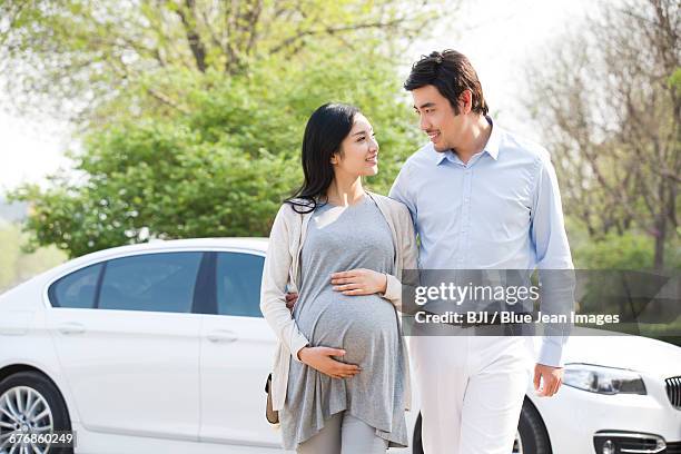 happy pregnant woman and her husband - pregnant woman car stock pictures, royalty-free photos & images